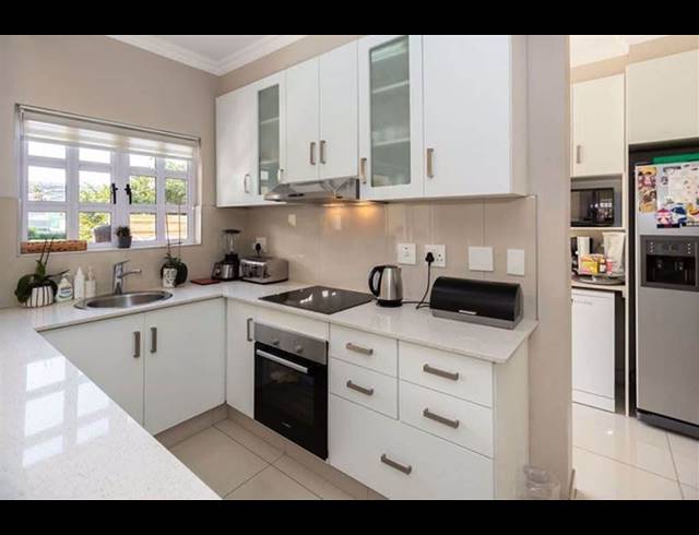 3 BEDROOM TOWNHOUSE FOR SALE IN EDGEMOUNT ESTATE